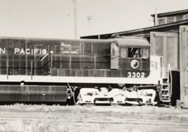Northern Pacific Railway Railroad NP #3302 GE U33C Locomotive Train B&amp;W Photo - £9.53 GBP