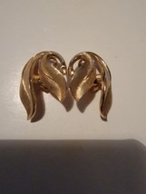 Vintage Crown Trifari Brushed Gold Tone Swirl Clip Earrings Signed - £30.71 GBP