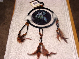 DREAMCATCHER INDIAN WITH A PICTURE OF WOLVES WOLF HOWLING AT THE MOON (KIN) - £7.68 GBP