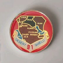 &#39;91 Operation Desert Shield Resin Covered Enamel Hat Lapel Pin Middle East - €8,33 EUR