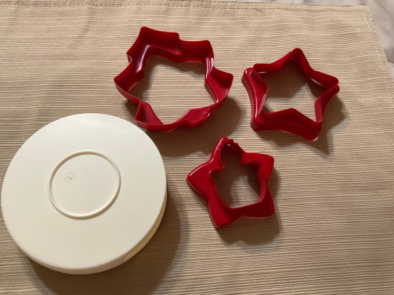 NWOP TUPPERWARE REVERSIBLE NESTING HOLIDAY COOKIE CUTTER SET W/STORAGE CONTAINER - £7.03 GBP
