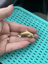 VintageFinely Etched Gold Tone Diving Dolphin Pin Brooch Sea Life Dolphi... - $152.31 MXN