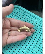 VintageFinely Etched Gold Tone Diving Dolphin Pin Brooch Sea Life Dolphi... - $148.51 MXN