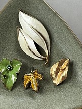 Vintage Lot of Sarah Cov Marked Cream Enamel &amp; Goldtone Double Leaf Green or Mus - £10.52 GBP