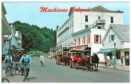 Michigan Postcard Mackinac Island Main Street Horse Drawn Carriages - £2.38 GBP