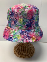 Pretty &amp; fun bucket hat pink flamingo print reversible to solid black - $446.66 MXN