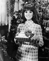 Marlo Thomas as Ann Marie in That Girl 16x20 Canvas in Front of Christmas Tree. - £54.66 GBP