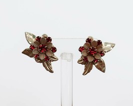 Vtg gold tone stamped metal flower screw back earrings w/ red rhinestone accents - £15.73 GBP