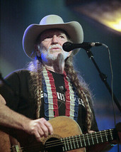 Willie Nelson 8X10 Photo By Microphone Concert Pic - £7.52 GBP