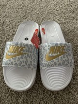Nike Victori One Slide Print (White/Metallic Gold-Wolf Grey) Women’s Siz... - $28.04