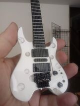 BUCK DHARMA (Blue Oyster Cult)-Cheeseburger guitar 1:4 Scale Replica Gui... - €24,77 EUR