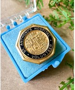 St Anthony&#39;s Hospital Volunteer Service Pin Vintage Collar Gold Blue Col... - $271.91 MXN