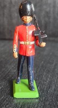 BRITAINS TOY SOLDIERS MODERN QUEENS GUARD WITH SA80 WEAPON VINTAGE 1988 - $118.63 MXN