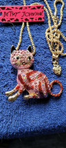 New Betsey Johnson Necklace Cat Sitting Pinkish Rhinestone Collectible Decorate - £12.04 GBP