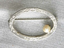 Victorian Style Silver-tone Faux Pearl Oval Circle Brooch 1960s vintage 1 1/4&quot; - £9.83 GBP