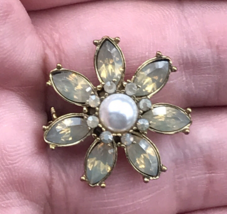 Gold Tone 7 Petal Flower w/ Rhinestones &amp; Faux Pearl Brooch Pin 1&quot; Diameter - £11.05 GBP