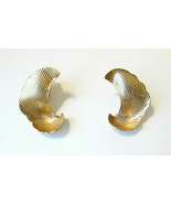 Vtg Signed Avon 1981 SOFT SWEEP Clip On Earrings w Box Gold Tone Texture... - £7.86 GBP