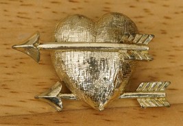 Vintage Costume Jewelry 1961 Esquire Valentine Heart &amp; Arrow Love Brooch Pin - £16.57 GBP