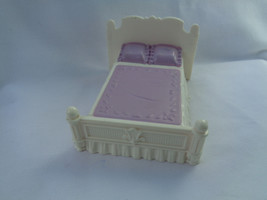 2001 Mattel Dollhouse Plastic Double Bed White &amp; / Purple - $2.91
