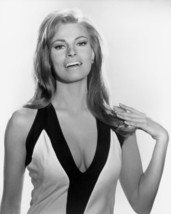 Raquel Welch 8x10 Photo sexy in low cut top - £6.28 GBP