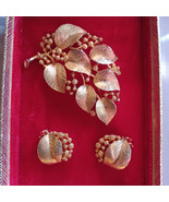Vintage Lisner Gold Toned Leaves Berries Brooch with matching Clip-On Ea... - $32.58 CAD