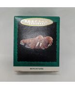 Hallmark Keepsake Christmas Ornament Merry Walrus Miniature - $126.30 MXN