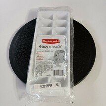 Ice Cube Tray Easy Release White Rubbermaid Model 2189190 New in Package - $5.94