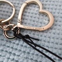 Victoria&#39;s Secret Keychain Heart w/Faux Leather Flower Charms  - £19.53 GBP