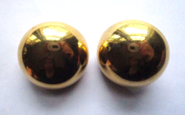 Vintage Crown Trifari Mod Gold Tone Mirrored Dome Clip-on Earrings Lightweight - £11.95 GBP