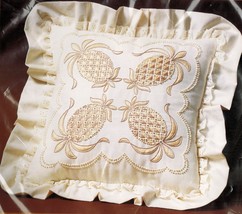 1985 Creative Circle Colonial Welcome Pineapple Pillow Candlewick KIT 14" x 14" - $18.99