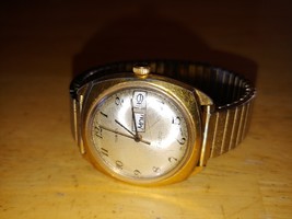 Vintage Timex Electric DAY/DATE Watch W/NICE STRETCH/FLEXIBLE Gold Tone BAND-NOT - £17.48 GBP