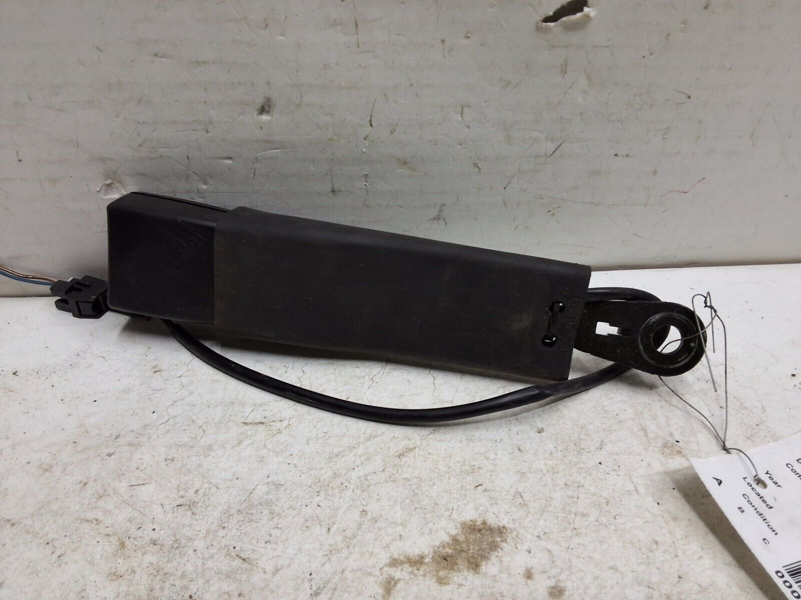 11 GMC terrain Chevrolet equinox left drivers seat belt buckle OEM - $59.39