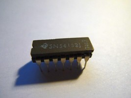 Military Spec SN54132 N QUADRUPLE 2-Input Positive-NAND Schmitt Triggers - $107.98 MXN