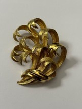 Vintage Lisner Brushed Gold Tone Leaf Brooch Pin - £13.87 GBP