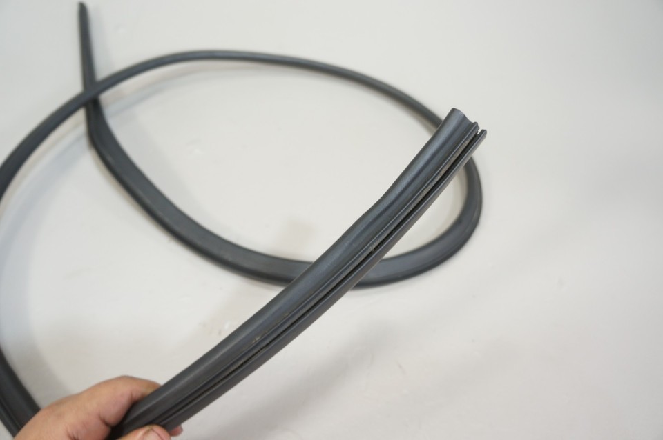 07-2013 mercedes w221 s600 s550 front under hood support weath seal A2216280598 Item image 9