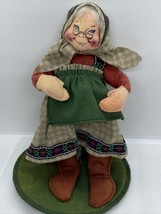 Vintage 1995 Annalee ‘95 Christmas 8” Grandma Wearing Apron Green Platform - $18.52