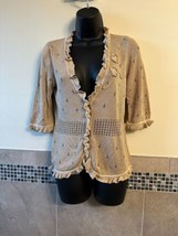 NANETTE LEPORE Cotton Blend Tan Cardigan Ruffle Detail Flower Buttons SZ M - $1,291.56 MXN