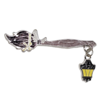 Insignia de Pin de palo de escoba de bruja con lámpara, broche esmaltado,... - £7.27 GBP