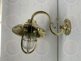 LUXURY HOME VICTORIAN STYLE BRASS BULKHEAD WALL LAMP FIXTURE WITH DEFLEC... - $144.43