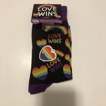 Main And Local LOVE WINS Rainbows &amp; Rainbow Hearts Pride UNISEX Socks NEW - €8,07 EUR