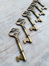 100 Skeleton Keys Bulk 2.4&quot; Rustic Bronze Wedding Pendants Lot Set Vintage Look - £56.10 GBP
