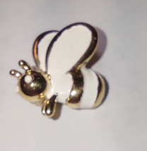 Crown Trifari Bee Pin Gold Tone 3/4&quot; White Enamel - £10.65 GBP
