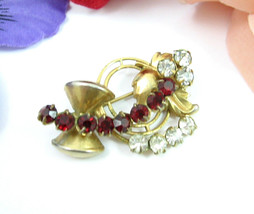 Hourglass Brooch Vintage Pin Leaf Lines Of Red Rhinestones Goldtone 1 3/8&quot; - £13.58 GBP