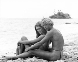The Blue Lagoon 1980 Brooke Shileds &amp; Christopher Atkins sit on beach 8x10 photo - £7.66 GBP