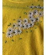 Vtg 60&#39;70&#39;s Yellow Short Sleeve Women&#39;s Sweater W/appliqué Plastic Daisies - £28.16 GBP