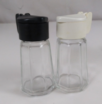 Vintage M&amp;M Flip Top Glass Syrup Style Black &amp; White Lid 3&quot; Salt &amp; Peppe... - $181.48 MXN