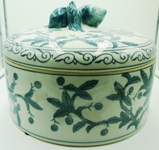 BIG CERAMIC BLUE &amp; WHITE LIDDED VEGETABLE DISH TUREEN BY THREE HANDS CORP. - $304.58 MXN