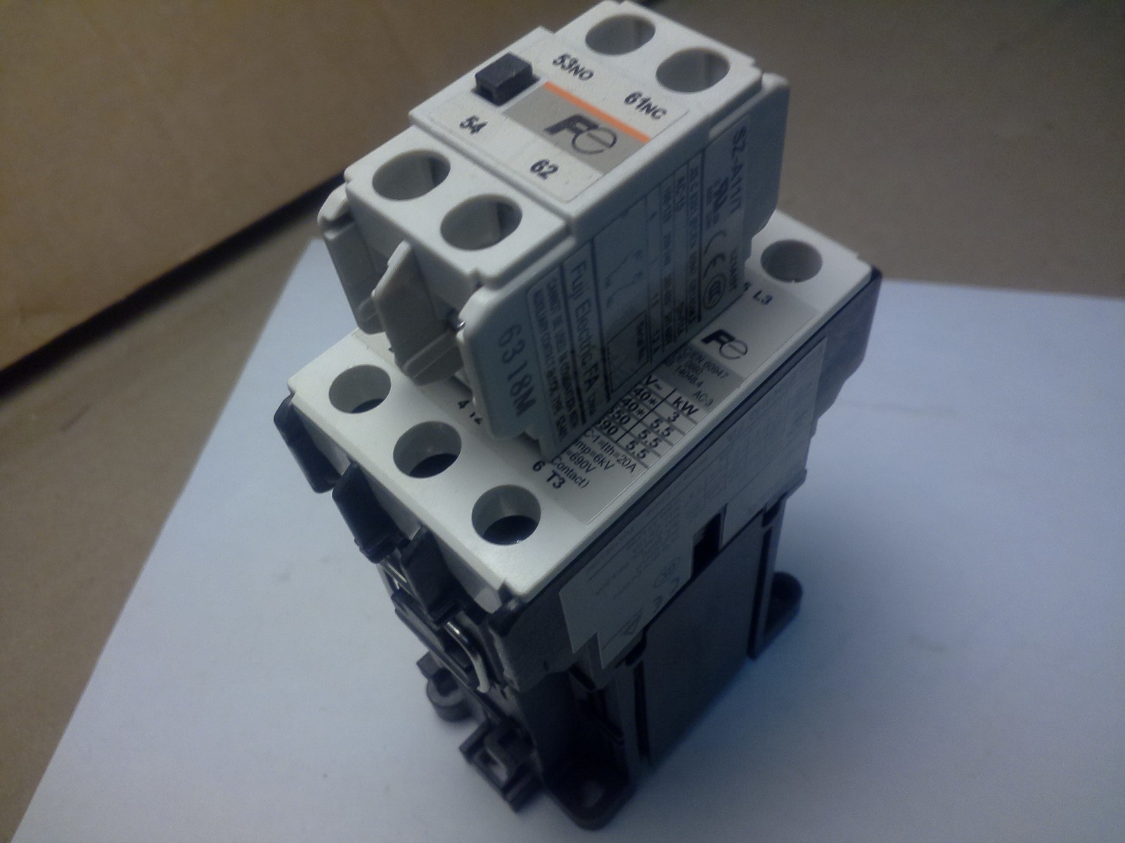FUJI SC-E03/G /3 POLE CONTACTOR WITH 24VDC COIL AND SZ-A11/T AUX. NO-NC CONTACTS - $28.59
