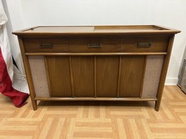 Mid Century Modern RECORD PLAYER CONSOLE cabinet stereo vintage 60s radio wood - £314.64 GBP