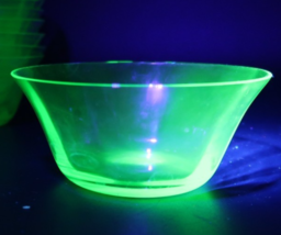 Vtg Uranium Vaseline Green Glass 4.5&quot; wide Custard Berry Bowl Dish Depre... - $10.00